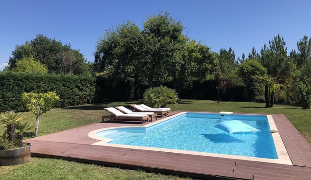Comfortable villa with pool 200m from the lake, near the ocean