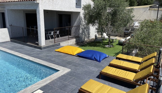 Comfortable villa with heated pool and spa between sea and mountains