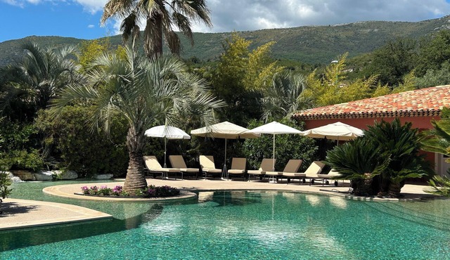 Comfortable villa with private landscaped garden, swimming pool