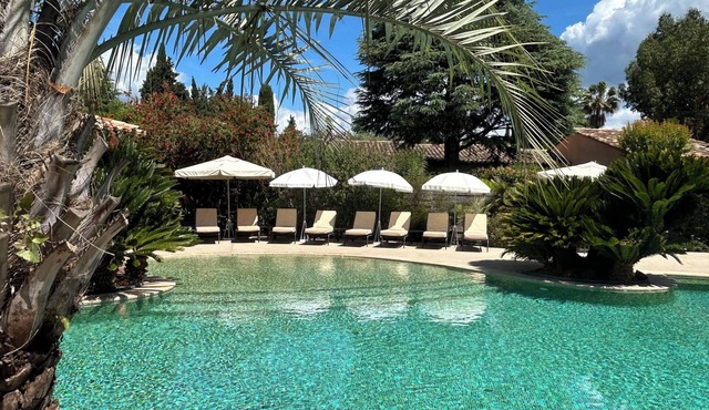 Comfortable villa with private landscaped garden, swimming pool