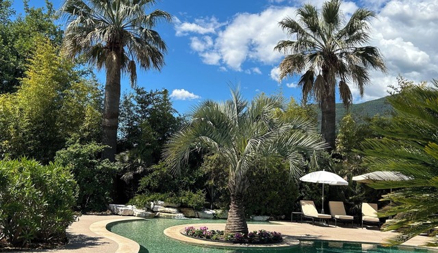 Comfortable villa with private landscaped garden, swimming pool