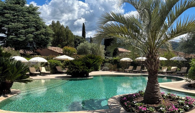 Comfortable villa with private landscaped garden, swimming pool