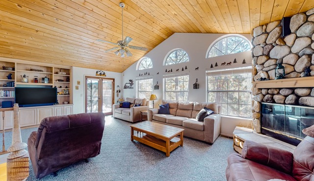 Comfortable woodland home with pool, tennis & washer/dryer - golf on-site