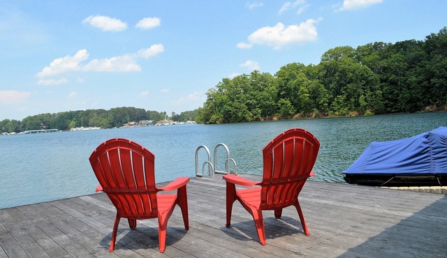 Comfortably Designed Lake Keowee Waterfront, Minutes to Clemson- In Seneca