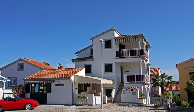 Comfortably furnished apartment, 300 m to the beach