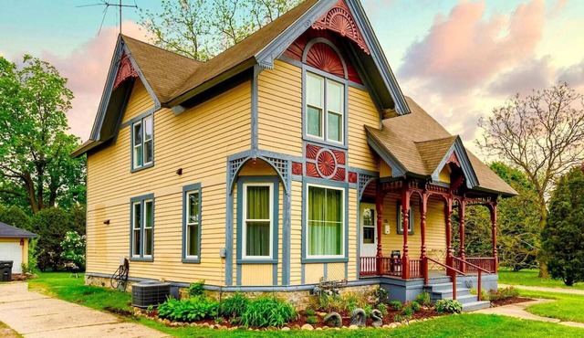 comfortably sleeps 10 guests