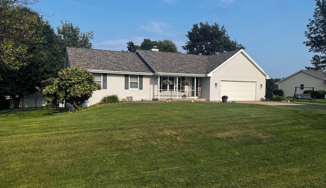 Comfortably sleeps 8-12 people well cared for home.