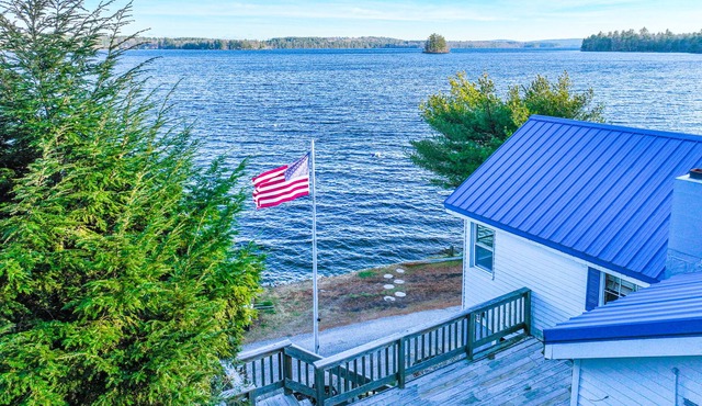 Comforting lakefront cottage with gas fireplace, washer/dryer, firepit, & patio