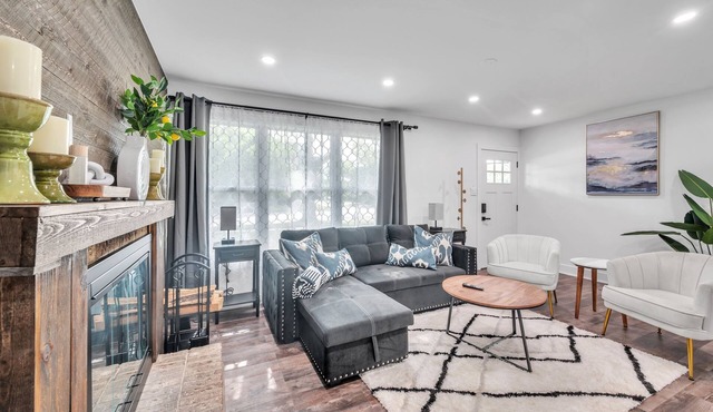 Comforting Retreat Near Woodfield Mall by RedAwning