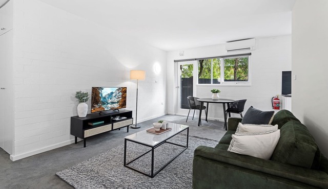 Comfy 1-Bed Apartment with Courtyard Seating