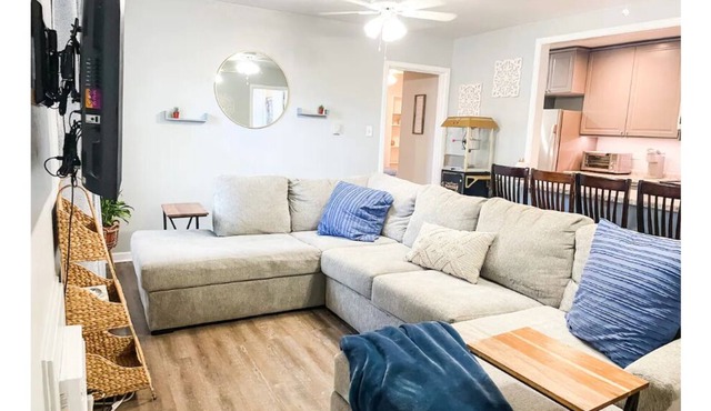 Comfy 1 bedroom guesthouse. Sleeps 3. *No cleaning fees*