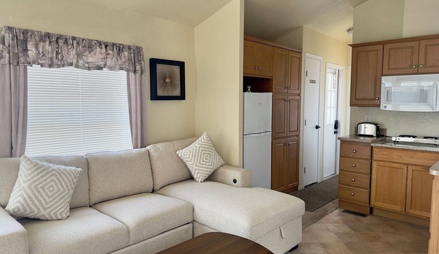 Comfy 1-bedroom mobile home in Hanford near Downtown
