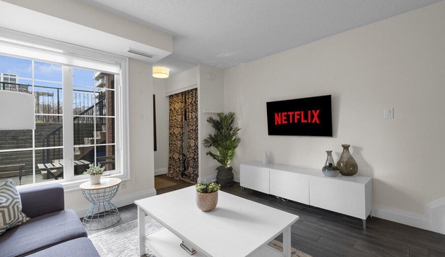 Comfy 1BR - King West - Transit Access - Gym