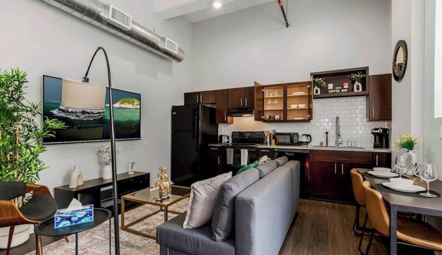 Comfy 1BR Parking, Rooftop Near Arrowhd & TMobile