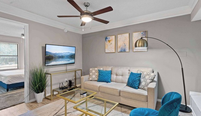 Comfy 1BR suite w/fast WiFi + king bed + pool