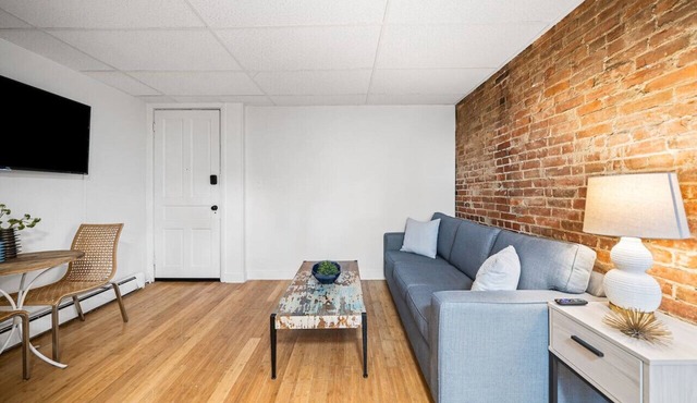 Comfy 1BR with Parking | Near UC, Zoo, Downtown
