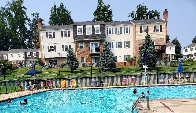 Comfy 2 bdrm unit w/King size bed & Free parking.