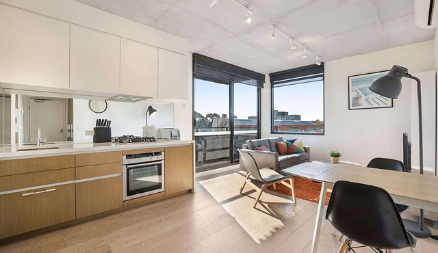 Comfy 2-Bed Balcony Unit near Iconic Chapel St