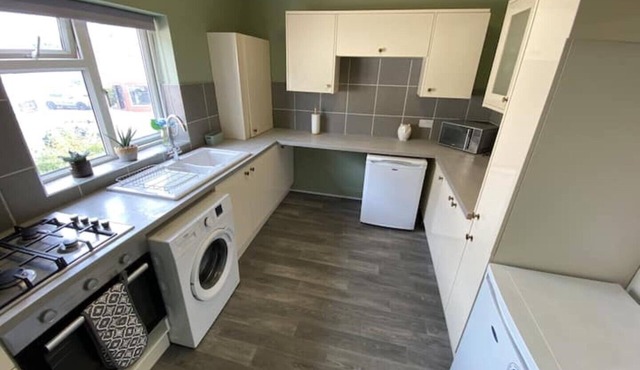 Comfy 2 Bed flat, parking, quick walk to the beach.