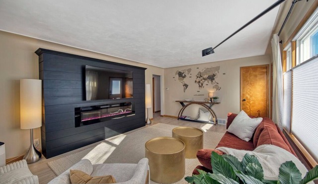 Comfy 2 bed w/King/Queen. Fenced yard!