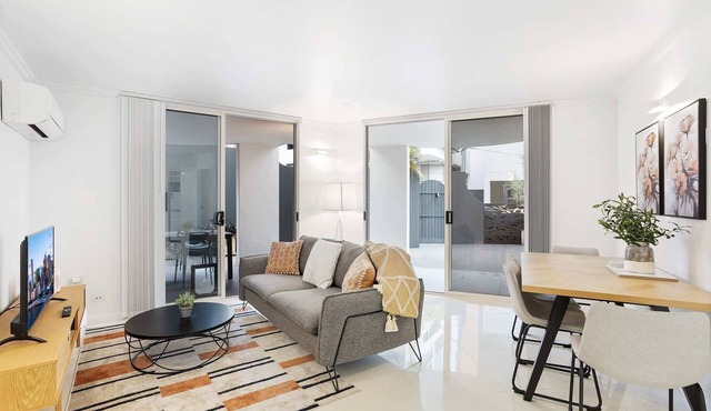 Comfy 2-Bed with Pool and Secure Parking