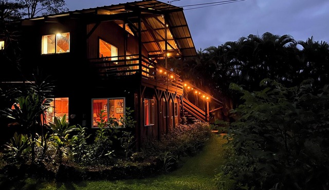 Comfy 2-bedroom 1-bath, in Kea'au near Hilo, WiFi and food forest