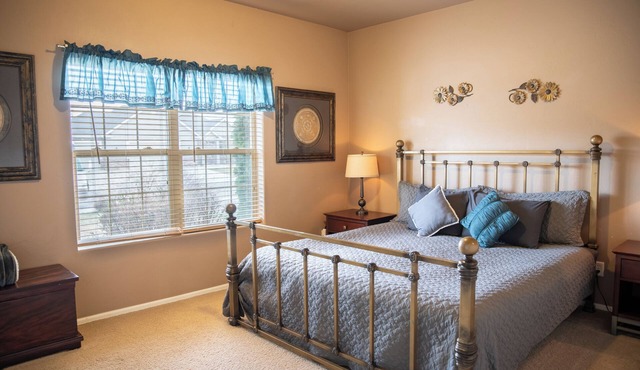 COMFY 2 bedroom 1 bath, living room, mini kitchen with 70" smart TV & Grill