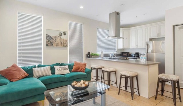 Comfy 2bed apartment with Private Balcony, Rooftop, & A/C near Griffith Park