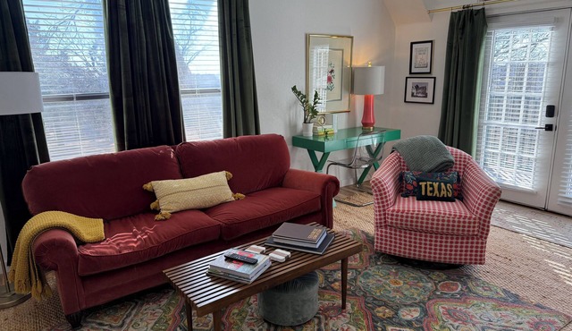 Comfy 2bedroom/1 bath apt, with a pool, large patio, near downtown Weatherford.