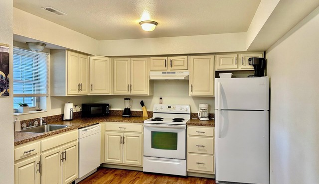 Comfy 2BR: 5 Min to Fort Leonard Wood