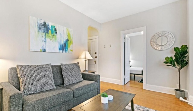 Comfy 2BR Apartment near Wrigley Field - Grace 3