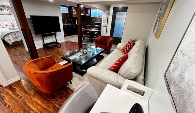 Comfy 2BR Guest Suit in the Heart of Mississauga.