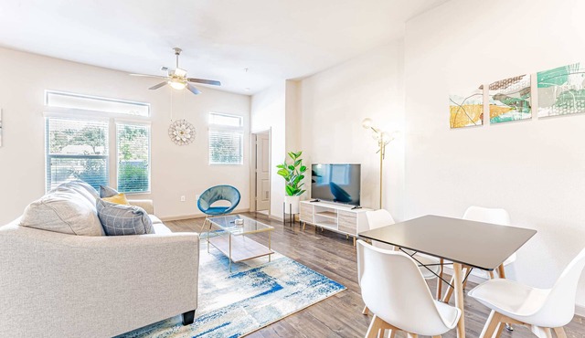Comfy 2BR king suite, fast WiFi, 8 min to Downtown