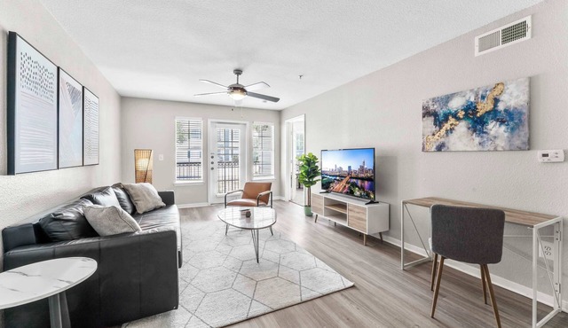 Comfy 2BR King Suite w Gym close to DT