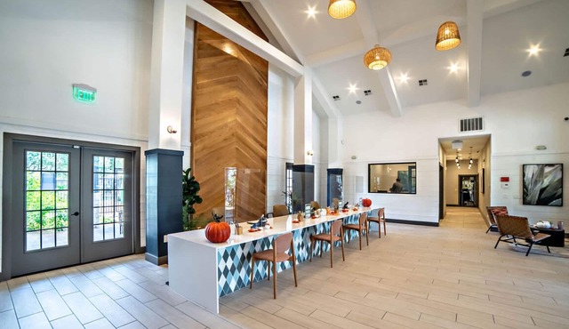 Comfy 2BR King Suite w Gym Pool Close to DT