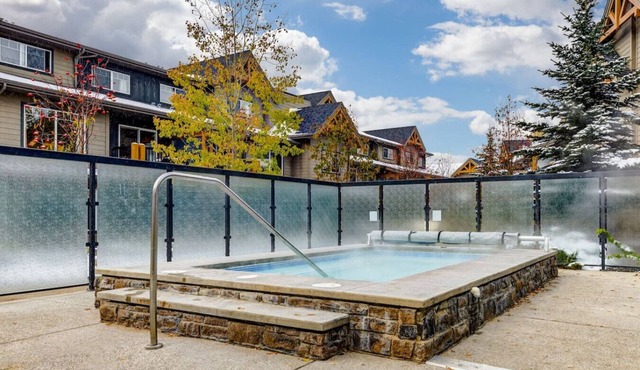 Comfy 2BR Minutes from Downtown w/Hot Tub!