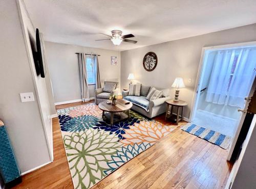 Comfy 2nd Floor Apartment in Quiet Neighborhood 13 Min to Dwntwn