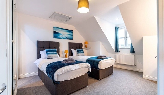 Comfy, 3 Bed, 2.5 Bath, Sleeps 7