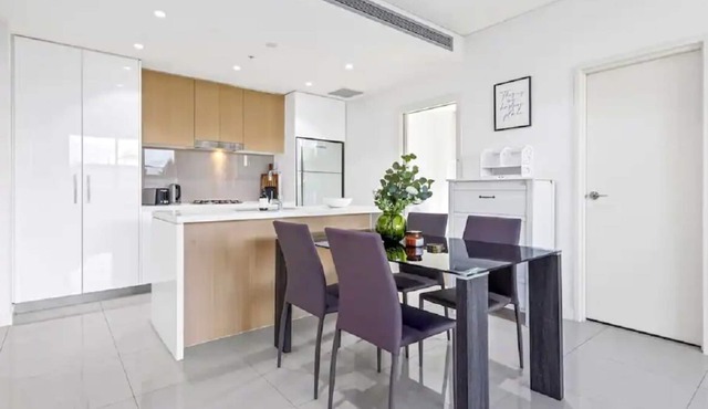 Comfy 3 Bed Apt at Homebush | MHS