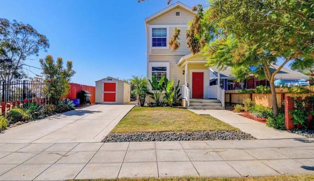 Comfy 3-bed home near Downtown. Relax with the family at this peaceful home.