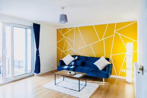 Comfy 3 Bed House by Manchester Airport, Perfect for Groups & Families