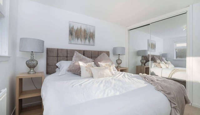 Comfy 3 Bed House - Free Parking