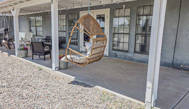 Comfy 3-bedroom home with massage chair and arcade right off freeway