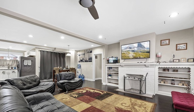 Comfy 3 Bedroom Home w/ Balcony—Westgate
