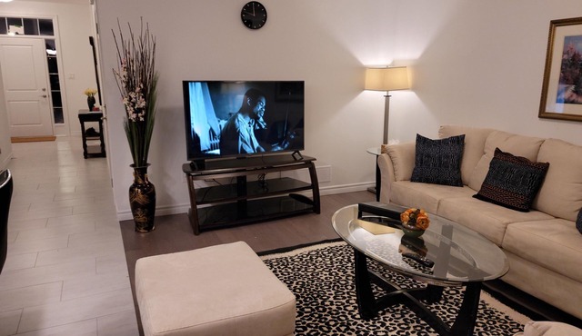 Comfy 3Bdrm home near Hyde Park Mall/Western Uni