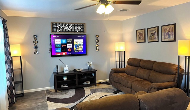 Comfy 3Bed/2Bath. EZ Access to Santa's Wonderland