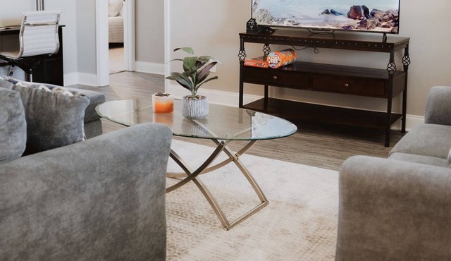 Comfy 4 BD/2 BA Mid-Term Housing .Pet-Friendly.