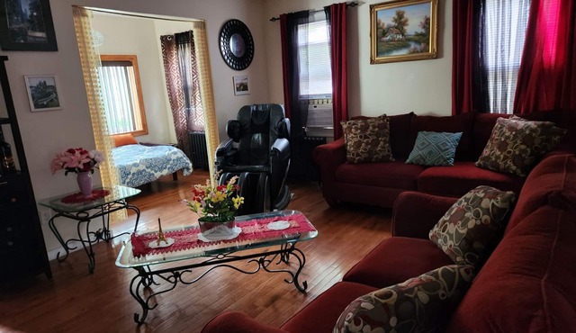 Comfy 4 bed house in NY. 20 min from NYC by train 20 min from JFK & LGA