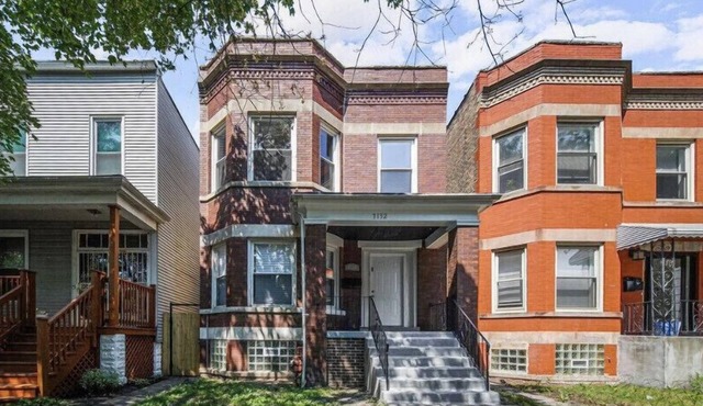 Comfy 4 bedroom Apartment in the center of CHICAGO! 15 mins from Downtown!