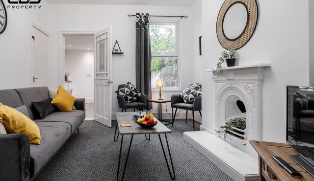 Comfy 4bed Home - Free Parking/Wi-Fi - Long Stays